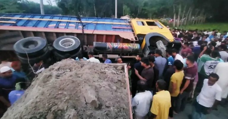 দুর্ঘটনাগ্রস্ত ট্রাক ও মিথিলা গাড়ি